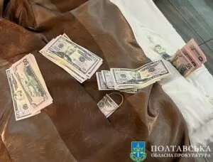 Разом зі спільниками - жінкою та чоловіком із Чернівців