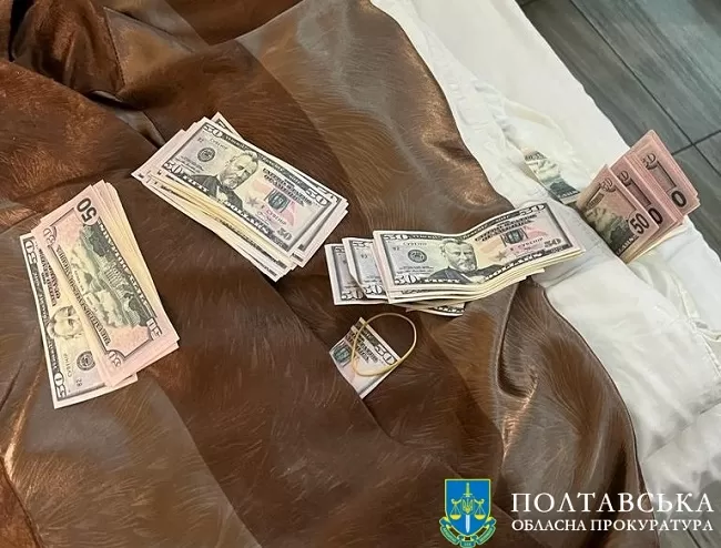 Разом зі спільниками - жінкою та чоловіком із Чернівців