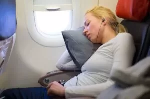 Боїтеся літати? Експерти розповіли, як швидко заснути у літаку