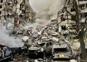 80 працівників ДСНС розбирають завали у Дніпрі