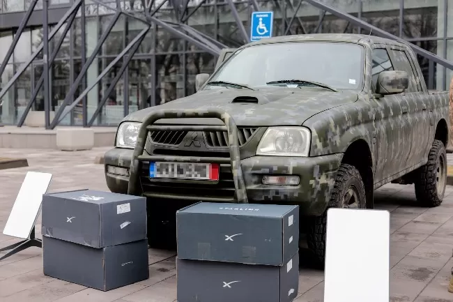 Автомобіль та старлінки