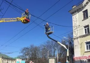 Фахівці працюють над освітленням вулиць