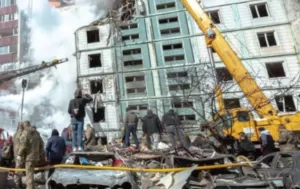 В Умані 30 годин рятують постраждалих