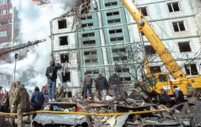 В Умані 30 годин рятують постраждалих