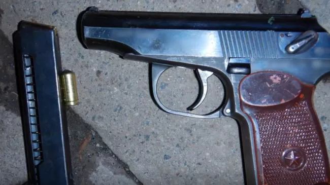 Погрожував підліткам краденою зброєю