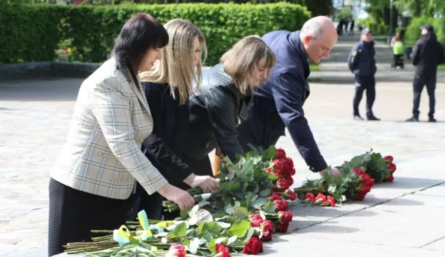 Заступники міського голови урочисто поклали квіти