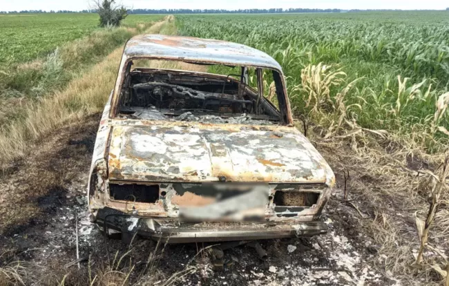 На Полтавщині розслідують страшну знахідку: в полі знайшли згорілу автівку з людськими залишками
