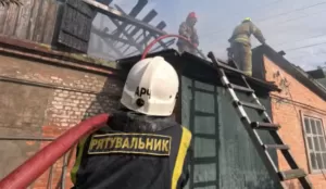 У Полтаві пожежники понад годину рятували приватний будинок та долали пожежу