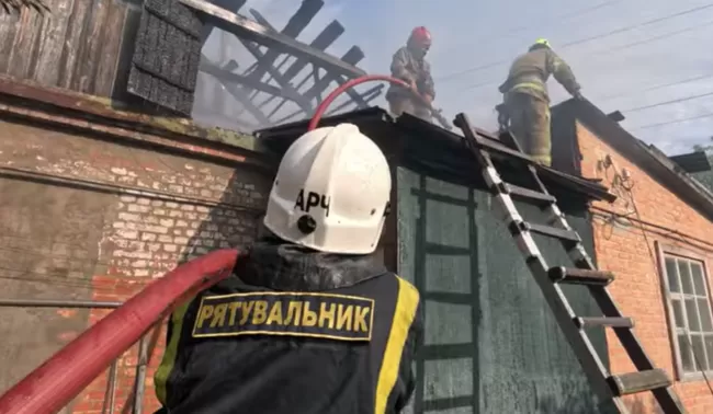 У Полтаві пожежники понад годину рятували приватний будинок та долали пожежу