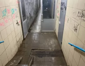 У Полтаві підземний перехід, на ремонт якого витратили понад 1 мільйон гривень, перетворили на туалет