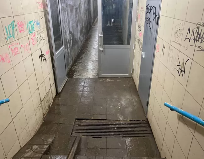 У Полтаві підземний перехід, на ремонт якого витратили понад 1 мільйон гривень, перетворили на туалет