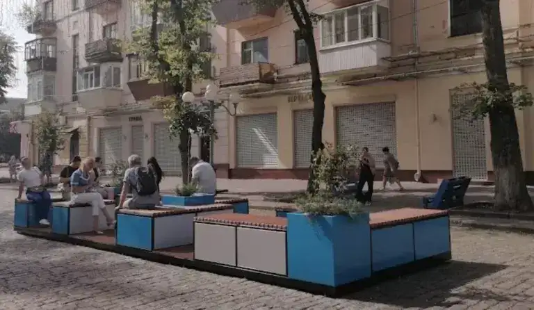 У Полтаві на вулиці Соборності з'явився парклет