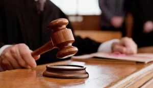 Суд Полтавщини звільнив від адмінвідповідальності матір хлопця, що матюкався та лаявся в автобусі