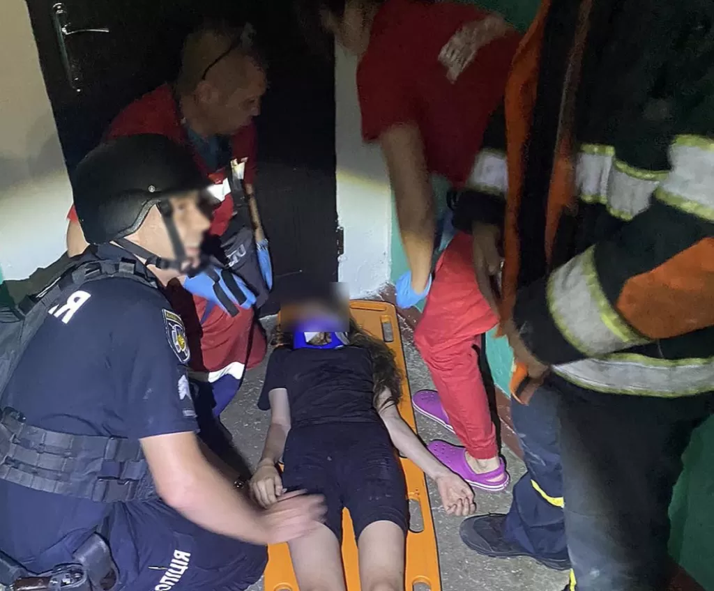 На Полтавщині рятівники зняли з козирка балкона 9 поверху 13 річну дівчинку