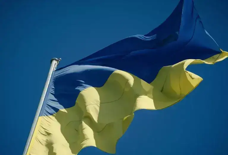 До Дня Державного Прапора Україні в Полтаві підняли найбільший в області стяг