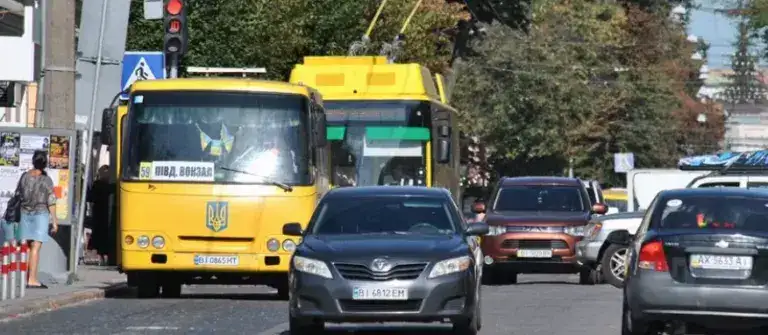У День Пам'яті захисників України в Полтаві вирішили збільшити кількість муніципального транспорту, що їздить до кладовищ