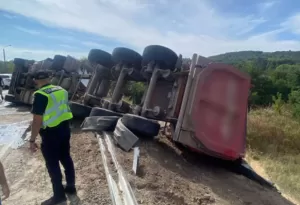 У Полтаві на трасі перекинулася фура