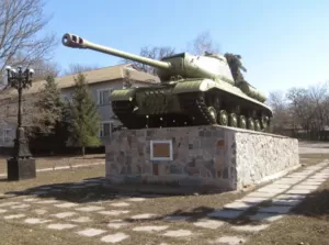На Полтавщині продовжують позбавлятися радянських пам'ятників: у Лубенському районі демонтують танк ЙС-2