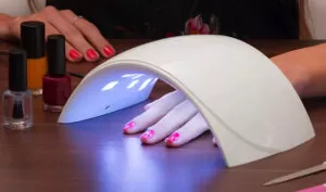 Предназначение ультрафиолетовых ламп в маникюре