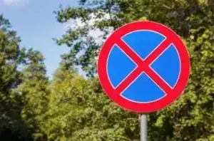 Відсьогодні міськрада заборонила паркування та зупинку автівок на трьох вулицях в Полтаві