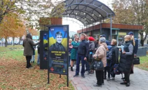 На Каштановій Алеї в Полтаві до кінця грудня 2023 року з'являться світлини загиблих Героїв