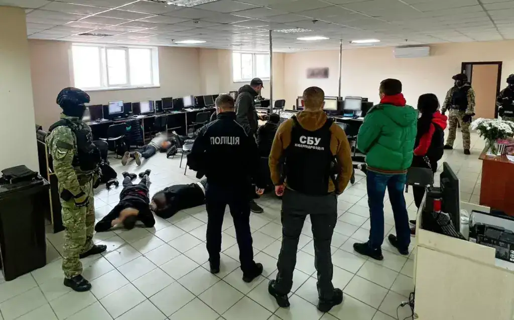 Правоохоронці викрили шахрайський call-центр на Полтавщині