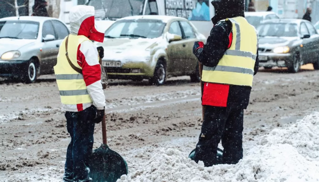 В Полтаві понад 600 комунальників розгрібають сніг та наслідки негоди