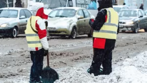 В Полтаві понад 600 комунальників розгрібають сніг та наслідки негоди