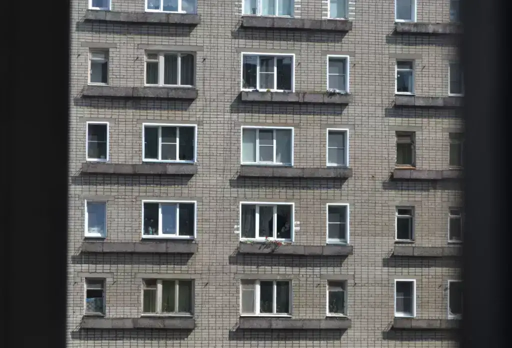 В Полтаві на вулиці Героїв Україні з 6 поверху випав та розбився 21 річний хлопець