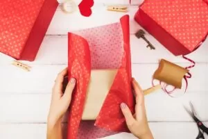 Мистецтво пакування: секрети створення чарівного подарунка / Фото: freepik.com