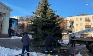 В Полтаві на Театральній площі встановлюють ялинку: для заспокоєння громадськості поряд буде працювати пункт збору донатів для ЗСУ