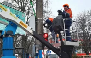 Міськсвітло в Полтаві встановлює на світлофори пристрої безперебійного живлення