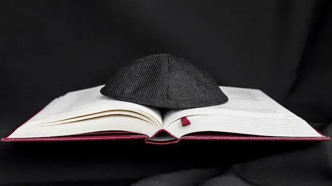 Де купити єврейські книги та інші товари ізраїльського походження в Україні / Фото: freepik.com
