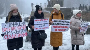 Вчора в Полтаві пройшов пікет, де родини військових вимагали надати право на демобілізацію бійцям