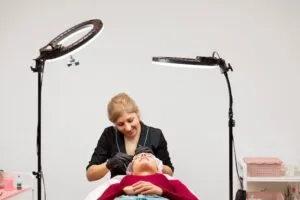 Освітлюй красу: лампи-лупи для салонів та майстерень