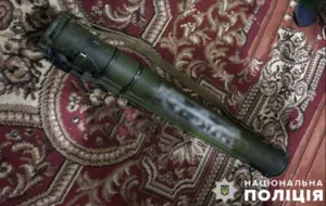 В Полтаві чоловік в стані алкогольного сп'яніння стріляв у повітря з автоматичної зброї