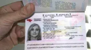 В Україні подорожчало оформлення закордонного паспорта з 1 квітня 2024 року незалежно від строку виконання замовлення