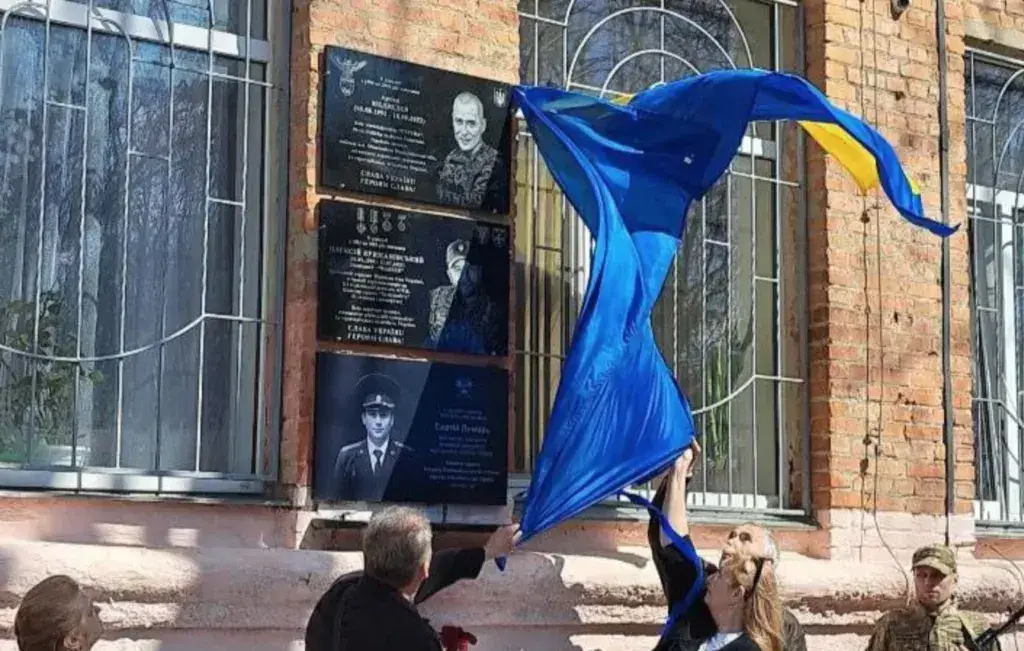 В Полтаві продовжують вшановувати загиблих Героїв: відкрито три нові меморіальні дошки
