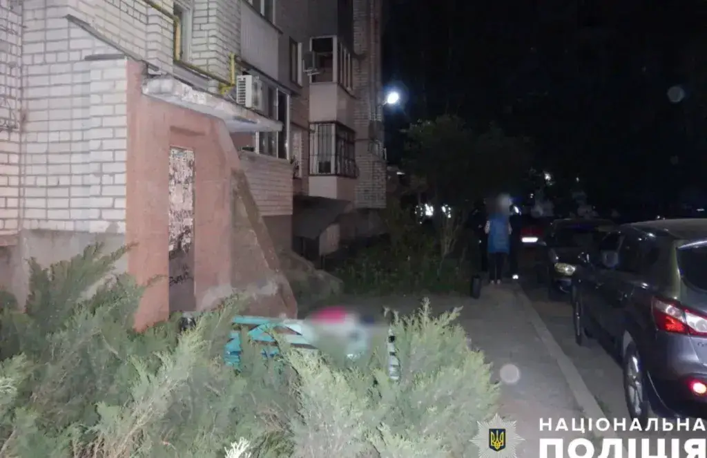 На Полтавщині сталася трагедія: жінка випала з вікна багатоповерхівки й загинула