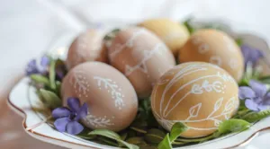 Чому на Великдень фарбують та розписують яйця, а потім ними б'ються