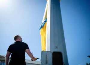 В Полтаві нарешті оновили прапор у сквері пам’яті Героїв України