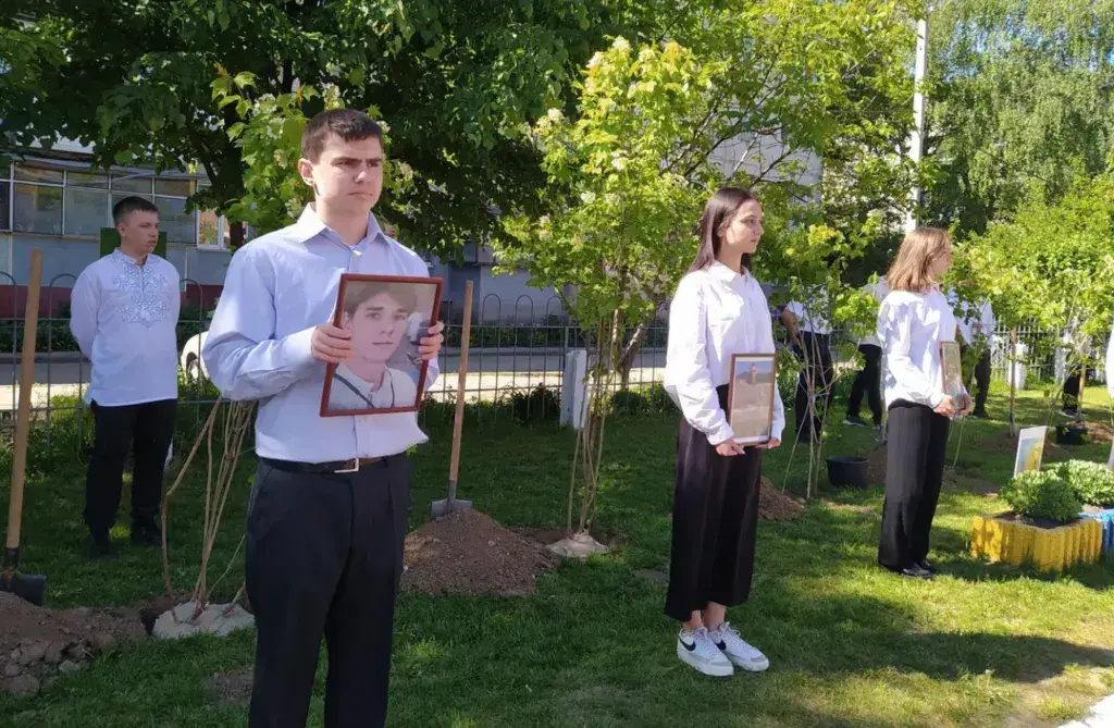 Полтавські ліцеїсти створили калинову алею Пам'яті на подвір'ї ліцею