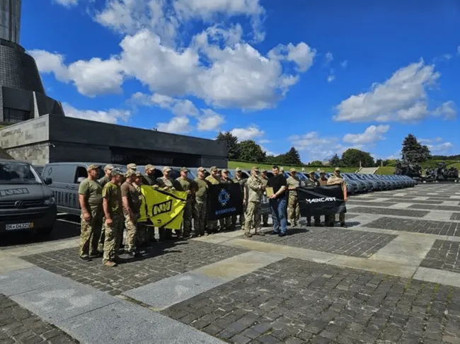 MK Foundation Макса Кріппи допомагає українським прикордонникам - передали 100 автівок