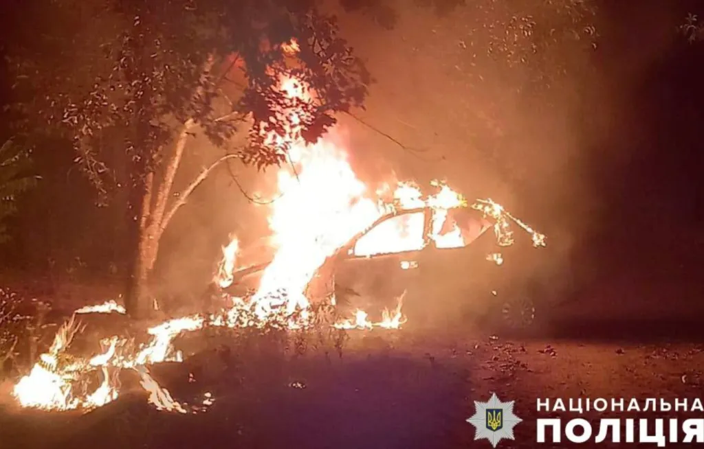 На Полтавщині п'яний водій влаштував ДТП, але зміг врятуватися з автівки, яку охопило полум'я