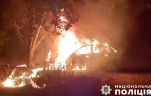 На Полтавщині п'яний водій влаштував ДТП, але зміг врятуватися з автівки, яку охопило полум'я