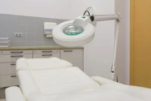 Как выбрать кушетку косметологическую: советы для профессионалов