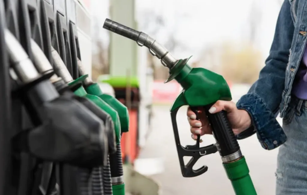 Зеленський затвердив підвищення акцизів на пальне: які будуть наслідки для цін