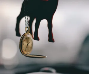 Коли цього року Україна в останнє переведе годинники на зимовий час