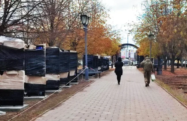 На Каштановій Алеї нарешті встановлюють стели зі світлинами загиблих Героїв