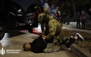 Співробітники ДБР затримали правоохоронця та двох "авторитетів", які у ресторані Полтави домагалися дівчини та напали на її супутника